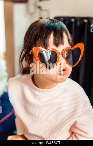 Petite fille à la mode avec de longs bangs portant pull léger Banque D'Images