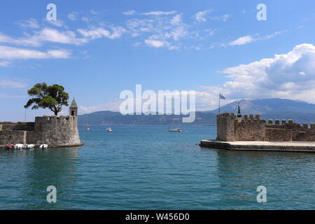 4171 Grèce - Juillet 18, 2019 : Le port de la ville grecque Banque D'Images