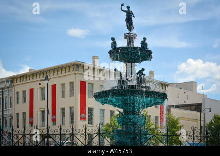 La magnifique fontaine de la place de la Cour, avec son mytholgoy stauary grec, a été mis sur le bassin artésien en 1885, le bâtiment d'hiver derrière la foun Banque D'Images