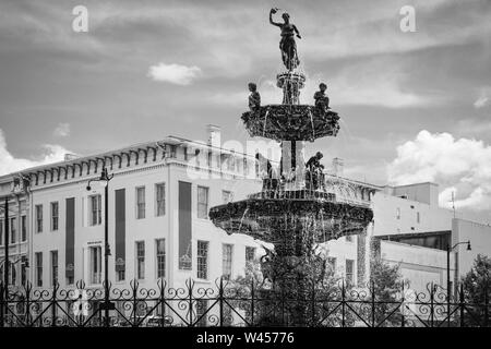 La magnifique fontaine de la place de la Cour, avec son mytholgoy stauary grec, a été mis sur le bassin artésien en 1885, le bâtiment d'hiver derrière la foun Banque D'Images