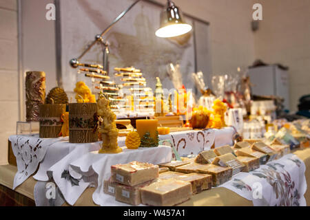 Des bougies et du savon sont vus sur un petit stand à une foire de Noël local, cadeaux traditionnels avec l'exemplaire de l'espace sur la droite. Banque D'Images