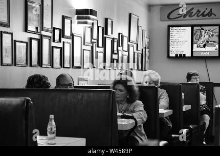 Intérieur du célèbre café Hot Dogs de Chris avec des photos de Hank Williams, SR, sur le mur, qui a écrit ses chansons dans ces stands à Montgomery, AL, USA Banque D'Images