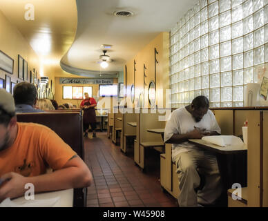 Un homme prie dans un petit stand à l'intérieur de Chris' célèbre hot dogs, aujourd'hui un lieu de culte à la fois client régulier, Hank Williams, Soeur,à Montgomery, AL, États-Unis d'Amérique Banque D'Images