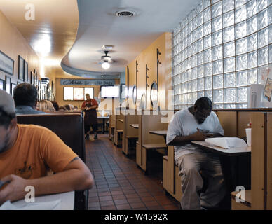 Un homme prie dans un petit stand à l'intérieur de Chris' célèbre hot dogs, aujourd'hui un lieu de culte à la fois client régulier, Hank Williams, Soeur,à Montgomery, AL, États-Unis d'Amérique Banque D'Images