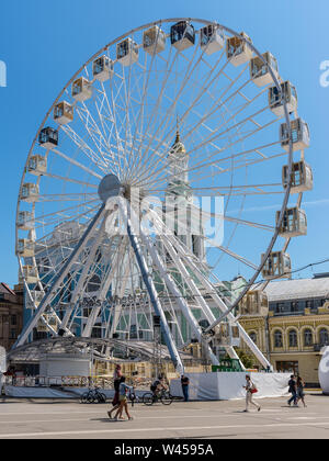 Kiev, Ukraine - le 13 juillet 2019 : la grande roue dans la partie historique de Kiev sur la place Kontraktova sur journée ensoleillée à Kiev, Ukraine. Banque D'Images