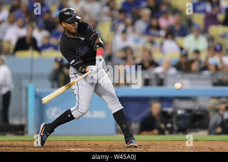 Los Angeles, CA, USA. 19 juillet, 2019. Le deuxième but des Marlins de Miami Starlin Castro (13) est en contact à la plaque pendant le jeu entre les Marlins de Miami et les Dodgers de Los Angeles au Dodger Stadium à Los Angeles, CA. (Photo de Peter Renner and Co) Credit : csm/Alamy Live News Banque D'Images