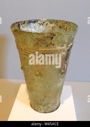 Bécher en verre conique avec filetage, décoration, Frankish, 5e-6e siècle, verre vert - Banque D'Images