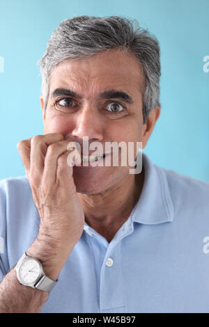 Portrait d'un homme mordant des ongles Banque D'Images