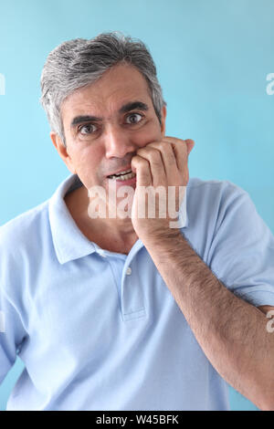 Portrait d'un homme mordant des ongles Banque D'Images