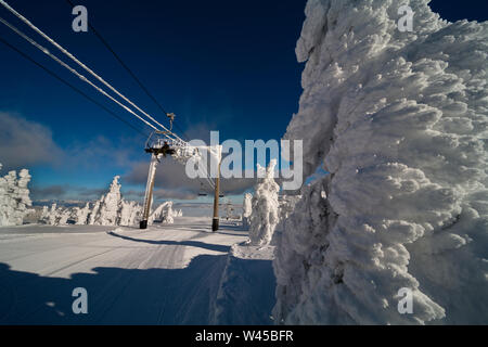During a custom hot rod & antique car show this vehicle was one of the many on display that the people were able to see and ask owners' any questions. Banque D'Images