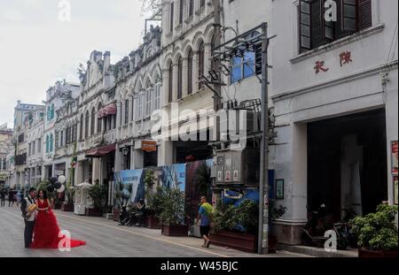 Robe de mariée rouge avec mariés à Zhongshan Road , Haikou Banque D'Images