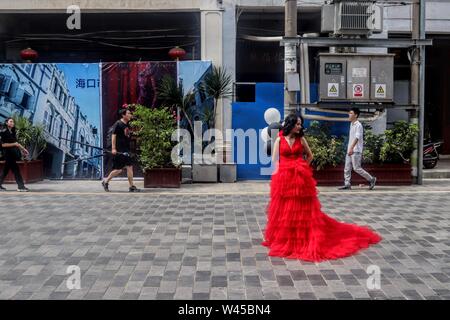 Robe de mariée rouge avec mariés à Zhongshan Road , Haikou Banque D'Images