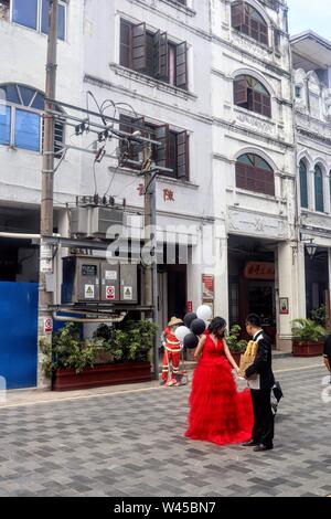 Robe de mariée rouge avec mariés à Zhongshan Road , Haikou Banque D'Images