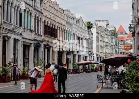 Robe de mariée rouge avec mariés à Zhongshan Road , Haikou Banque D'Images