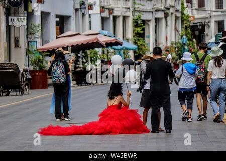 Robe de mariée rouge avec mariés à Zhongshan Road , Haikou Banque D'Images