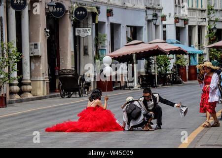 Robe de mariée rouge avec mariés à Zhongshan Road , Haikou Banque D'Images