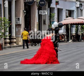 Robe de mariée rouge avec mariés à Zhongshan Road , Haikou Banque D'Images