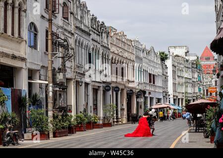 Robe de mariée rouge avec mariés à Zhongshan Road , Haikou Banque D'Images