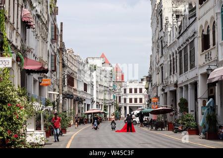 Robe de mariée rouge avec mariés à Zhongshan Road , Haikou Banque D'Images