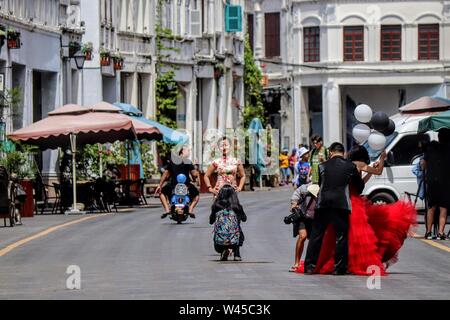 Robe de mariée rouge avec mariés à Zhongshan Road , Haikou Banque D'Images