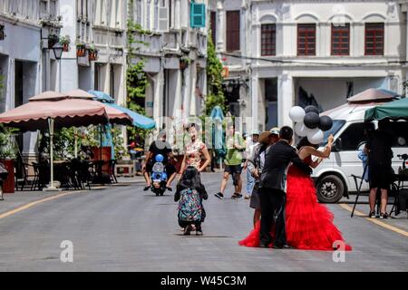 Robe de mariée rouge avec mariés à Zhongshan Road , Haikou Banque D'Images