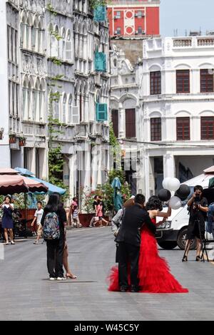 Robe de mariée rouge avec mariés à Zhongshan Road , Haikou Banque D'Images