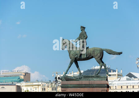 Moscou, Russie - 06/22/2019 - Monument de Joukov Maréchal soviétique sur fond de ciel bleu. Banque D'Images