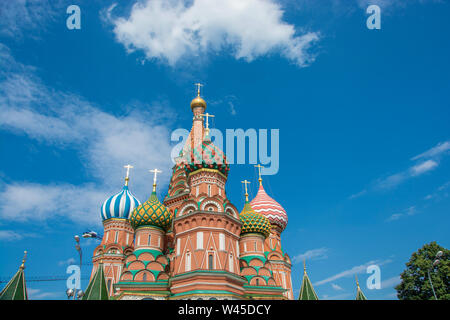 Multicolor tours de la cathédrale Saint-Basile contre un ciel nuageux, Moscou, Russie. Banque D'Images