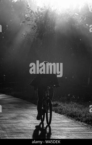 OBNINSK, RUSSIE - 17 MAI 2019 : Silhouette d'un homme sur une bicyclette. Banque D'Images