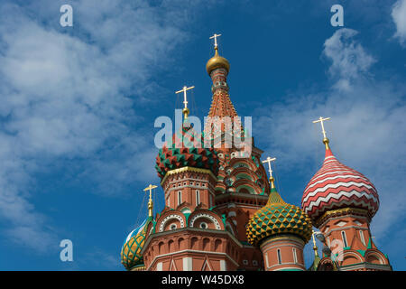 Multicolor tours de la cathédrale Saint-Basile contre un ciel nuageux, Moscou, Russie. Banque D'Images