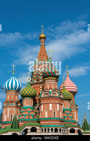 Multicolor tours de la cathédrale Saint-Basile contre un ciel nuageux, Moscou, Russie. Banque D'Images