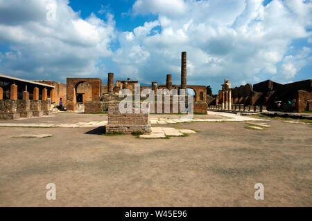 Pompéi, ITALIE, JUILLET 2018, au tourisme vestiges du palais salon circulaire avec des piliers et des chambres. Banque D'Images