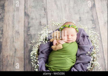 10 jours nouveau-né est en train de dormir dans le panier. Enfant de deux semaines. Début de la vie et heureuse enfance magic fairy concept. copier l'espace. Banque D'Images