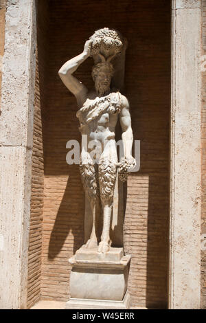 La statue d'un homme romain tenant une grappe de raisin et raisin panier au-dessus de sa tête, Musée du Capitole, Rome. Banque D'Images