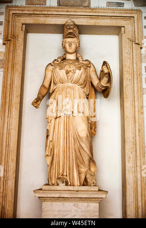 Statue d'une femme guerrière tenant un bouclier de la main gauche, Musée du Capitole, Rome. Banque D'Images