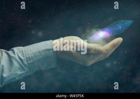 Human hand holding Rocket poly faible. La poussière de la nébuleuse. Technique mixte. Banque D'Images