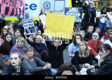 Sydney, Australie. 20 juillet 2019. Les manifestants en faveur des réfugiés a organisé une manifestation et une marche au 6ème anniversaire de la signature de l'Entente de réinstallation régionale politique impliquant l'île de Manus et de Nauru, centres de détention, le 19 juillet 2013. Crédit : Richard Milnes/Alamy Live News Banque D'Images