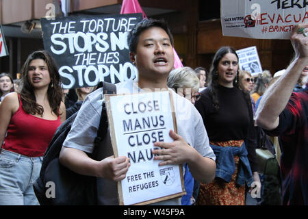 Sydney, Australie. 20 juillet 2019. Les manifestants en faveur des réfugiés a organisé une manifestation et une marche au 6ème anniversaire de la signature de l'Entente de réinstallation régionale politique impliquant l'île de Manus et de Nauru, centres de détention, le 19 juillet 2013. Crédit : Richard Milnes/Alamy Live News Banque D'Images