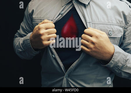 L'homme d'affaires en chemise avec une photo d'une goutte de sang rouge. La Journée mondiale du don de sang. Technique mixte. Banque D'Images