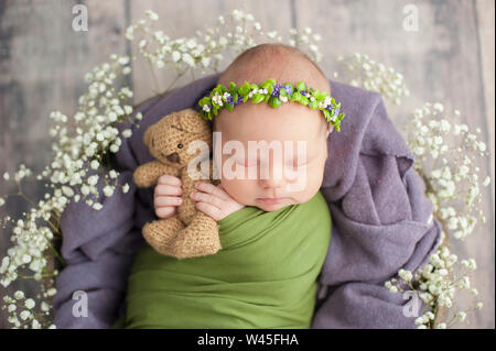 10 jours nouveau-né est en train de dormir dans le panier. Enfant de deux semaines. Début de la vie et heureuse enfance magic fairy concept Banque D'Images