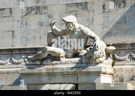 Une statue d'une forte figure allongée sur un vieux bâtiment du musée Accademia, Florence, Florence, Italie. Banque D'Images