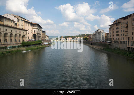 Vue depuis le vieux pont, les maisons de chaque côté de la rivière Arno, Florence, Italie. Banque D'Images