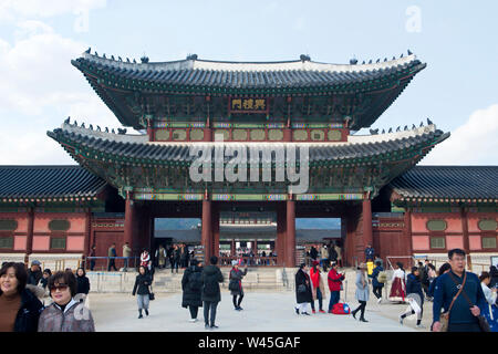 Séoul, Corée du Sud, novembre 2018, les gens à la porte intérieure de l'Gyeoungbok Palace. Banque D'Images