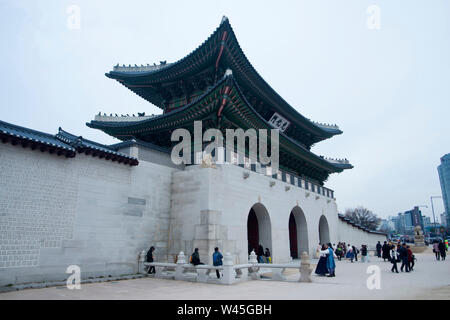 Séoul, Corée du Sud, novembre 2018, les gens à la porte d'entrée depuis l'intérieur de l'Gyeoungbok complexe du palais. Banque D'Images