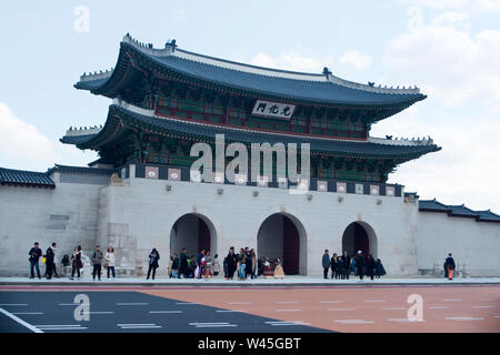 Séoul, Corée du Sud, novembre 2018, les gens à l'entrée principale de l'Gyeoungbok Gwanghwa Gate, Palais de la dynastie Joseon. Banque D'Images