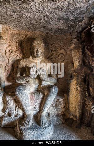 Cave 16, Bouddha assis dans Pralabapadasana sur un trône de lion et Chouri porteur sur sa gauche, Nasik, Maharashtra. Banque D'Images