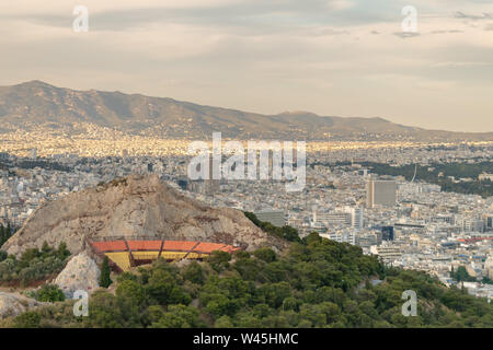 Théâtre antique de lycabettus contre la ville d'Athènes en Grèce. Banque D'Images