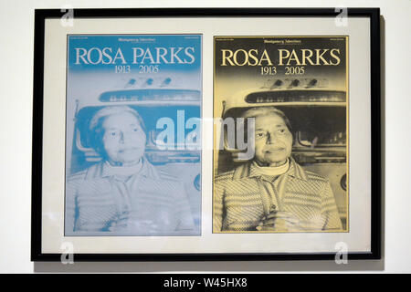 Un couple de Montgomery Advertiser Section spéciale couvre de Rosa Parks question Memorial du Rosa Parks Library and Museum à Montgomery, AL, Banque D'Images