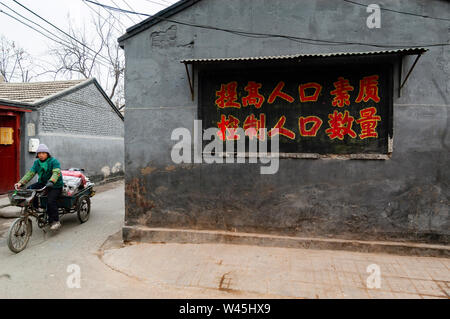 Voir d'allées et ruelles appelées hutongs dans vieux quartier de Pékin, Chine Banque D'Images