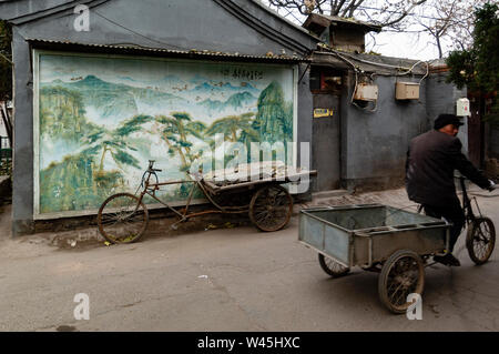 Voir d'allées et ruelles appelées hutongs dans vieux quartier de Pékin, Chine Banque D'Images